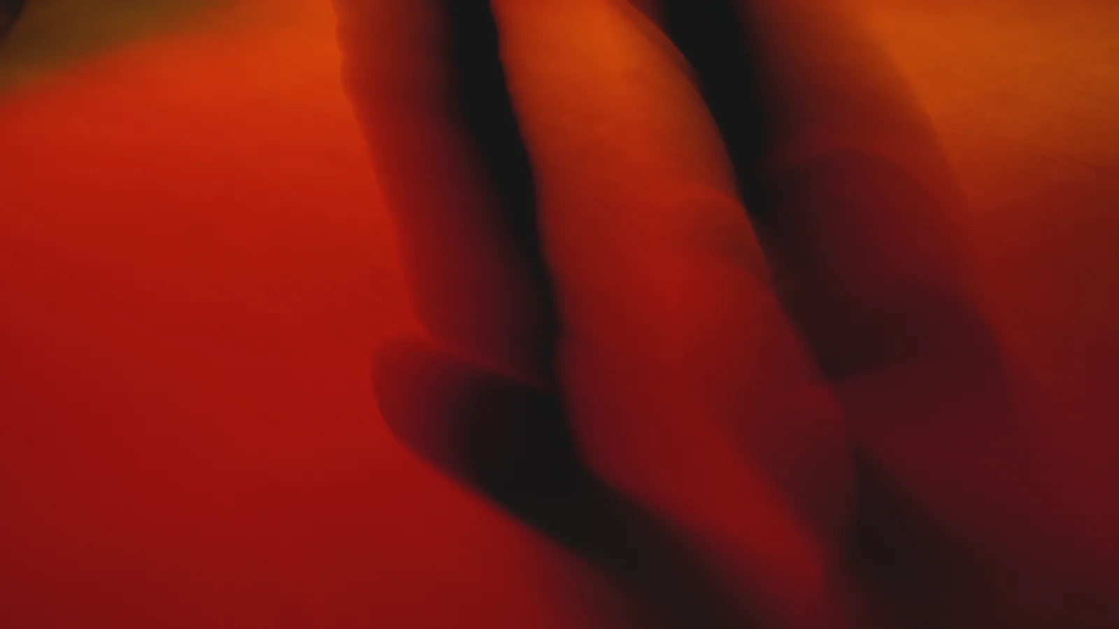 Formas abstractas iluminadas en rojo