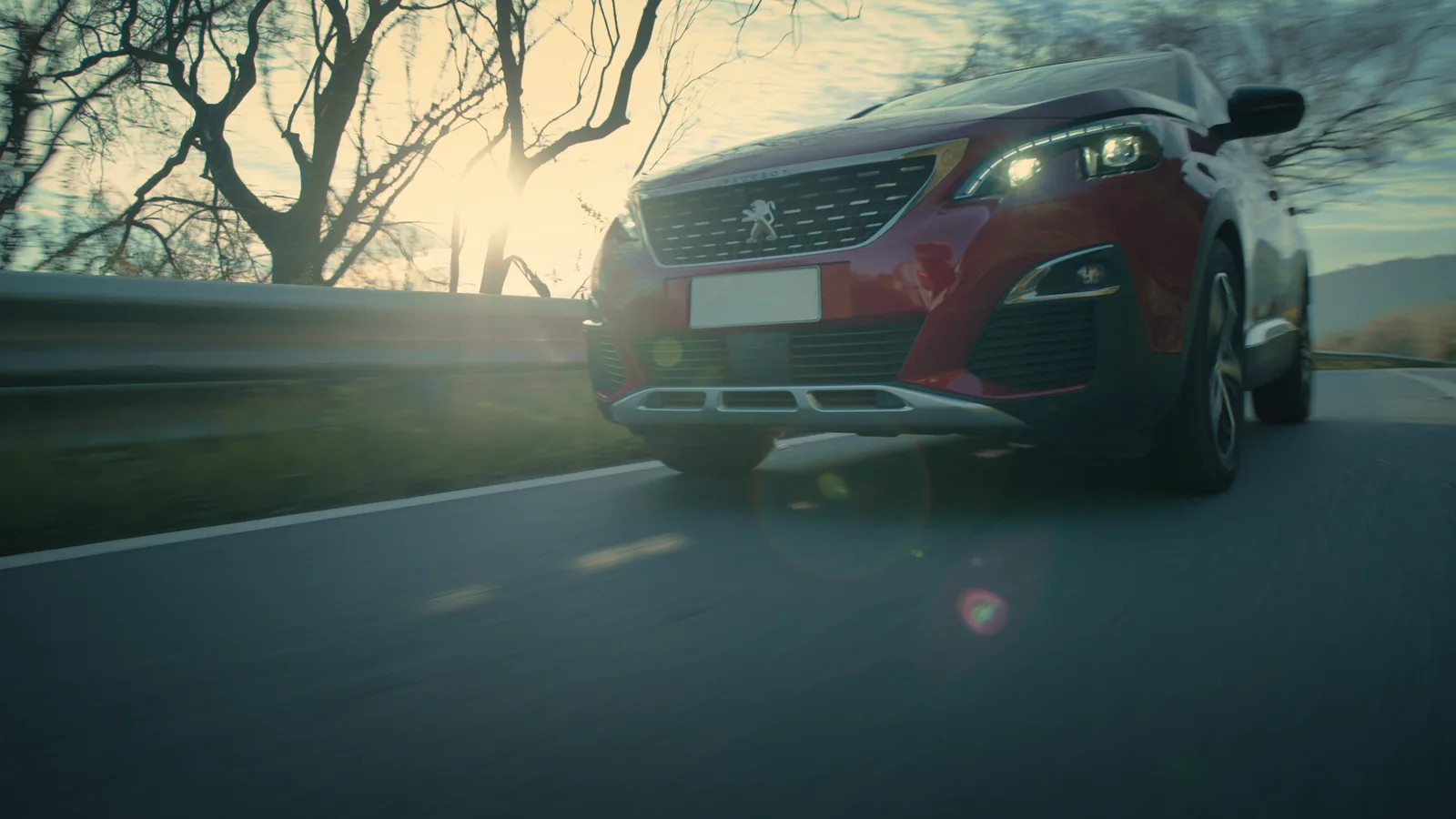 Peugeot avanzando por una carretera