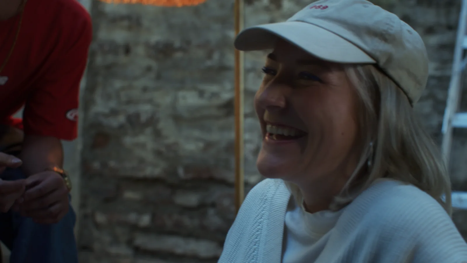 Invitada del videoclip durante la reunión