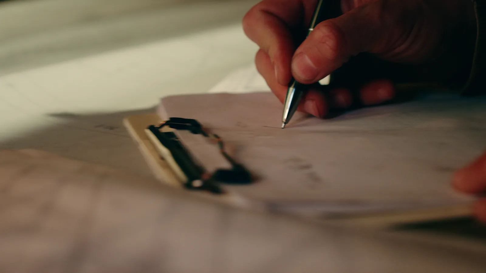Mano trazando un diseño sobre papel