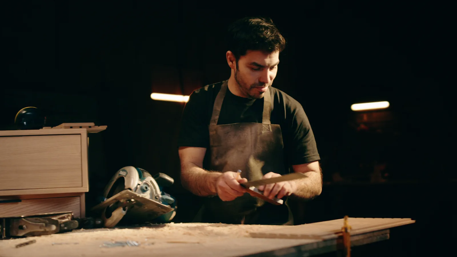 Artesano trabajando una pieza de mobiliario